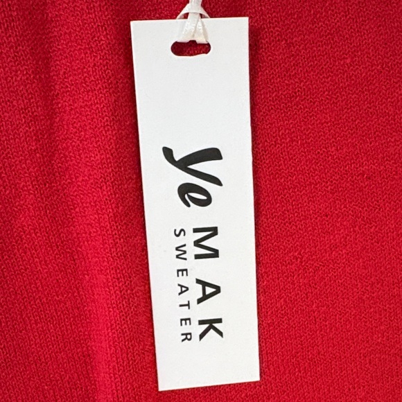 Ye Mak  Red Short Sleeve sweater with White Collar - Picture 2 of 4